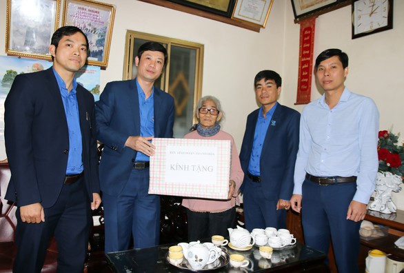 40 năm cuộc chiến vệ quốc 1979: dâng hương, tri ân liệt sĩ Lê Đình Chinh - Ảnh 2. 40 năm cuộc chiến vệ quốc 1979: dâng hương, tri ân liệt sĩ Lê Đình Chinh - Ảnh 2.