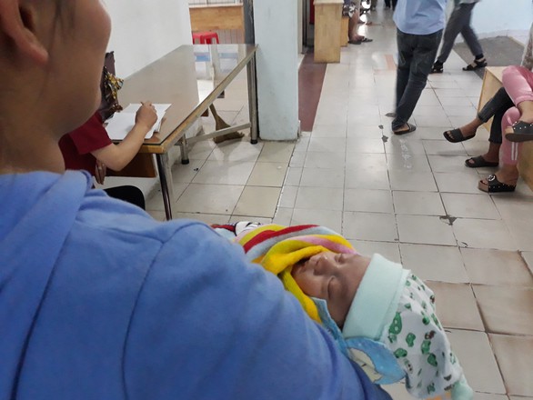 Đọc tin cháu bị bỏ rơi, bà ngoại bắt xe đi suốt đêm đón về - Ảnh 1. Đọc tin cháu bị bỏ rơi, bà ngoại bắt xe đi suốt đêm đón về - Ảnh 1.