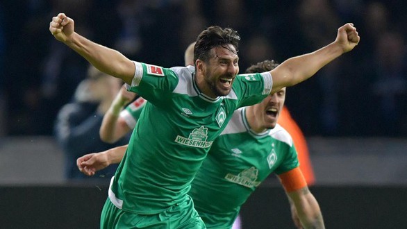 Pizarro với cú sút phạt đi vào lịch sử Bundesliga - Ảnh 2. Pizarro với cú sút phạt đi vào lịch sử Bundesliga - Ảnh 2.