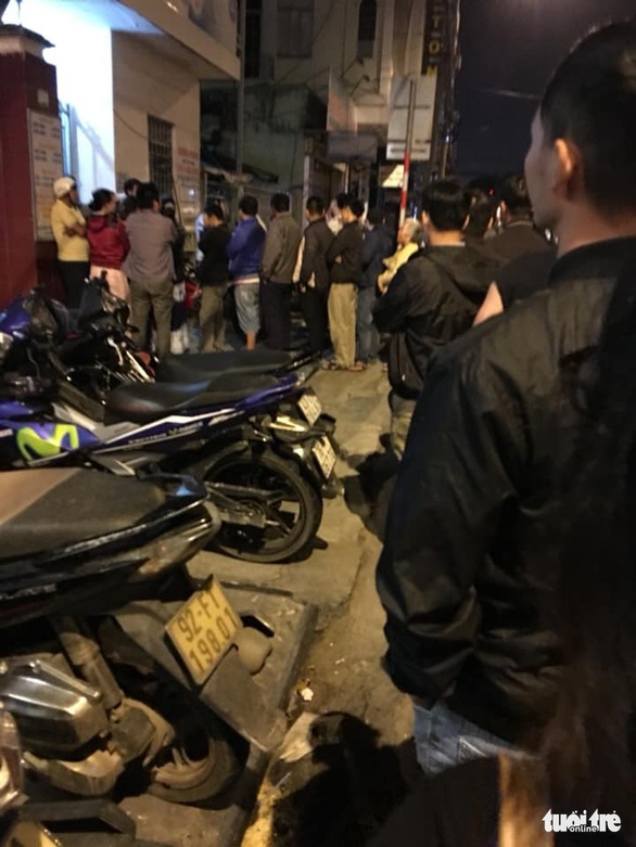 Xếp hàng từ mờ sáng chờ tiêm chủng cho con - Ảnh 2. Xếp hàng từ mờ sáng chờ tiêm chủng cho con - Ảnh 2.