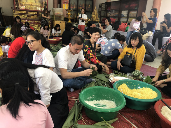 Kiều bào, du học sinh Việt ở Bangkok, Thái Lan gói bánh chưng đón tết - Ảnh 3. Kiều bào, du học sinh Việt ở Bangkok, Thái Lan gói bánh chưng đón tết - Ảnh 3.