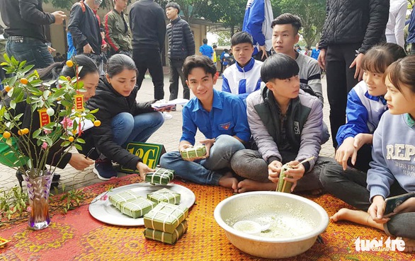Học trò xứ Nghệ gói bánh chưng tặng bạn nghèo đón tết - Ảnh 5. Học trò xứ Nghệ gói bánh chưng tặng bạn nghèo đón tết - Ảnh 5.