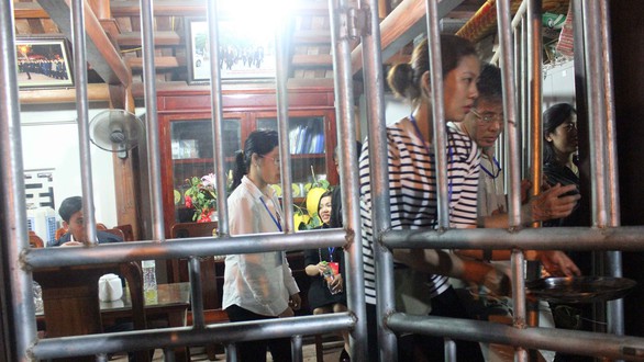 Giữa đêm trắng đền Trần, sao không bình tâm tích phúc vô cương? - Ảnh 1. Giữa đêm trắng đền Trần, sao không bình tâm tích phúc vô cương? - Ảnh 1.