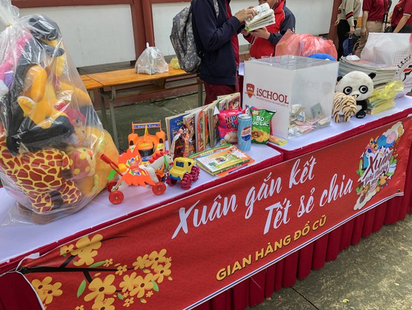 Học sinh đập heo đất làm từ thiện mùa Tết - Ảnh 4. Học sinh đập heo đất làm từ thiện mùa Tết - Ảnh 4.