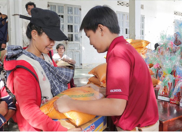 Học sinh đập heo đất làm từ thiện mùa Tết - Ảnh 5. Học sinh đập heo đất làm từ thiện mùa Tết - Ảnh 5.