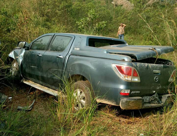 Liên tiếp 2 ôtô mất lái, lật ngang trên cao tốc Nội Bài - Lào Cai - Ảnh 1. Liên tiếp 2 ôtô mất lái, lật ngang trên cao tốc Nội Bài - Lào Cai - Ảnh 1.