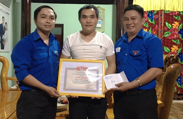 Tặng giấy khen hai thanh niên dũng cảm cứu học sinh đuối nước - Ảnh 1. Tặng giấy khen hai thanh niên dũng cảm cứu học sinh đuối nước - Ảnh 1.