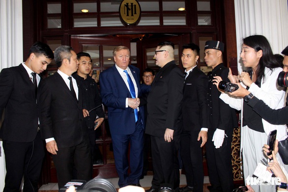Hai ông Trump và Kim giả đã bắt tay nhau tại Hà Nội - Ảnh 9. Hai ông Trump và Kim giả đã bắt tay nhau tại Hà Nội - Ảnh 9.