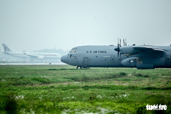 Hercules C-130J của Mỹ xuất hiện 2 giờ ở Nội Bài - Ảnh 4. Hercules C-130J của Mỹ xuất hiện 2 giờ ở Nội Bài - Ảnh 4.
