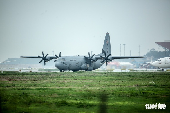 Hercules C-130J của Mỹ xuất hiện 2 giờ ở Nội Bài - Ảnh 5. Hercules C-130J của Mỹ xuất hiện 2 giờ ở Nội Bài - Ảnh 5.