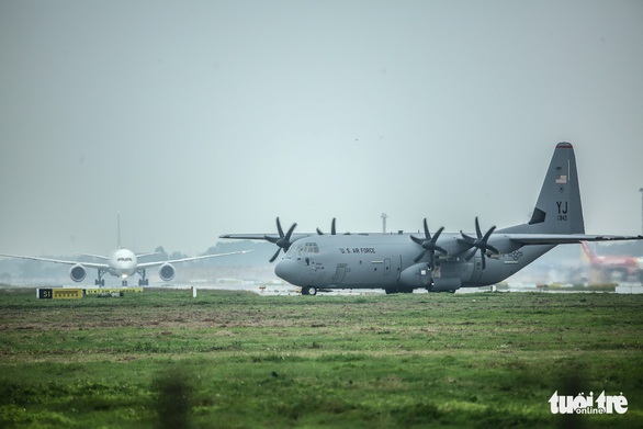 Hercules C-130J của Mỹ xuất hiện 2 giờ ở Nội Bài - Ảnh 3. Hercules C-130J của Mỹ xuất hiện 2 giờ ở Nội Bài - Ảnh 3.