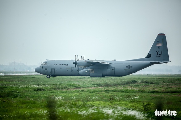 Hercules C-130J của Mỹ xuất hiện 2 giờ ở Nội Bài - Ảnh 2. Hercules C-130J của Mỹ xuất hiện 2 giờ ở Nội Bài - Ảnh 2.