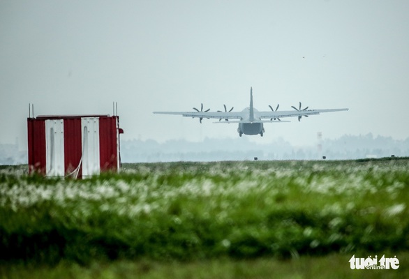 Hercules C-130J của Mỹ xuất hiện 2 giờ ở Nội Bài - Ảnh 8. Hercules C-130J của Mỹ xuất hiện 2 giờ ở Nội Bài - Ảnh 8.