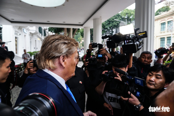 Hai ông Trump và Kim giả đã bắt tay nhau tại Hà Nội - Ảnh 5. Hai ông Trump và Kim giả đã bắt tay nhau tại Hà Nội - Ảnh 5.