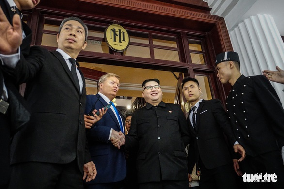 Hai ông Trump và Kim giả đã bắt tay nhau tại Hà Nội - Ảnh 7. Hai ông Trump và Kim giả đã bắt tay nhau tại Hà Nội - Ảnh 7.
