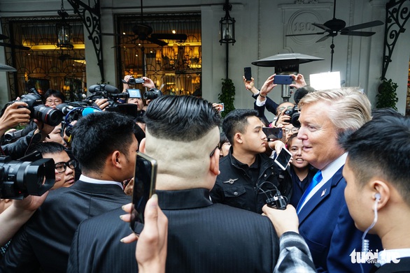 Hai ông Trump và Kim giả đã bắt tay nhau tại Hà Nội - Ảnh 13. Hai ông Trump và Kim giả đã bắt tay nhau tại Hà Nội - Ảnh 13.