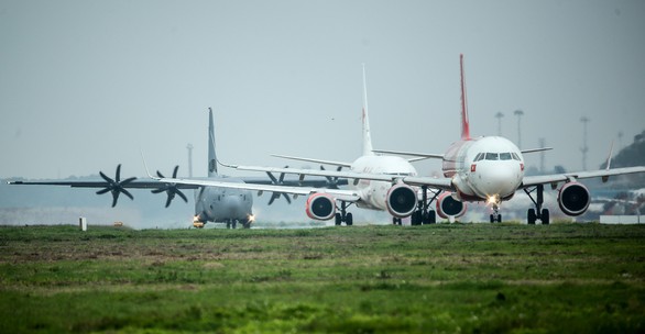 Hercules C-130J của Mỹ xuất hiện 2 giờ ở Nội Bài - Ảnh 6. Hercules C-130J của Mỹ xuất hiện 2 giờ ở Nội Bài - Ảnh 6.