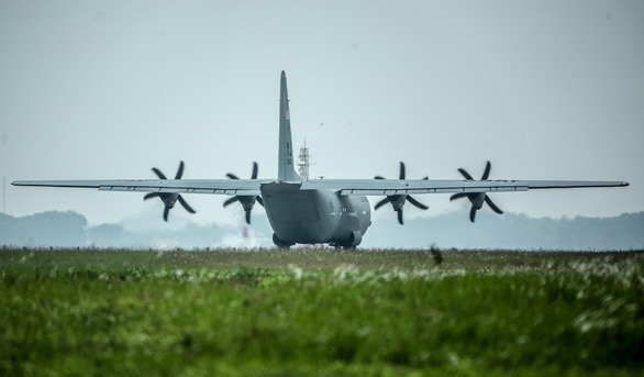 Hercules C-130J của Mỹ xuất hiện 2 giờ ở Nội Bài - Ảnh 7. Hercules C-130J của Mỹ xuất hiện 2 giờ ở Nội Bài - Ảnh 7.