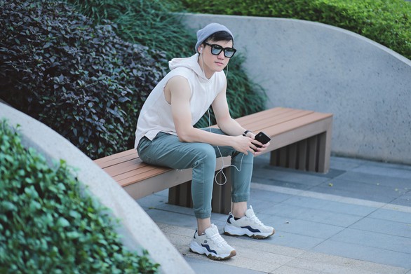 Kiếm được nhiều tiền mua hàng hiệu, tôi bị thiên hạ xầm xì - Ảnh 1. Kiếm được nhiều tiền mua hàng hiệu, tôi bị thiên hạ xầm xì - Ảnh 1.