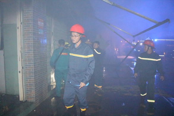 Cháy tiệm tạp hóa nửa đêm giữa khu dân cư - Ảnh 2. Cháy tiệm tạp hóa nửa đêm giữa khu dân cư - Ảnh 2.