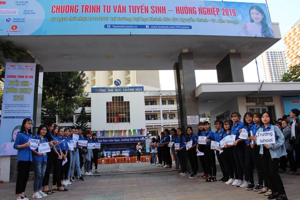 5.000 học sinh rộn ràng trong ngày tư vấn tuyển sinh tại Khánh Hòa - Ảnh 4. 5.000 học sinh rộn ràng trong ngày tư vấn tuyển sinh tại Khánh Hòa - Ảnh 4.
