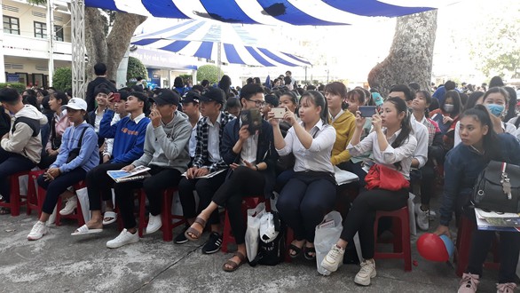 5.000 học sinh rộn ràng trong ngày tư vấn tuyển sinh tại Khánh Hòa - Ảnh 3. 5.000 học sinh rộn ràng trong ngày tư vấn tuyển sinh tại Khánh Hòa - Ảnh 3.