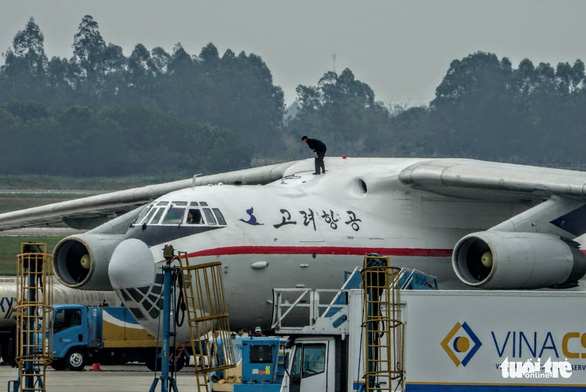 Máy bay chở nhân viên Triều Tiên tới Hà Nội - Ảnh 3.