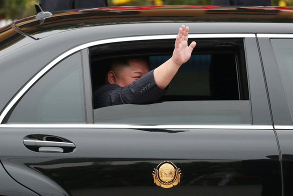 Ông Kim Jong Un mở cửa chống đạn, vẫy tay chào: chưa từng có tiền lệ - Ảnh 1.