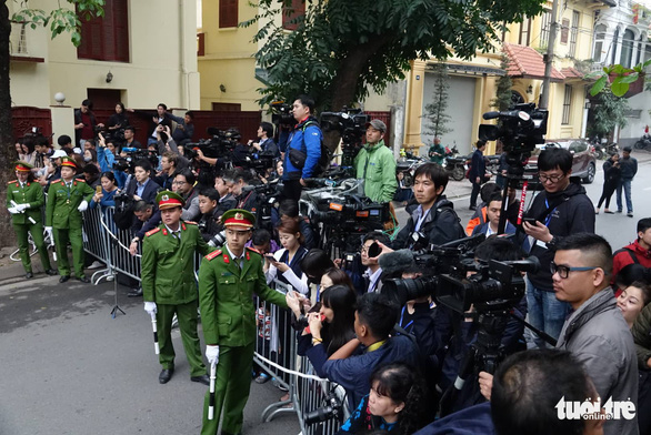 Ông Kim Jong Un cùng em gái đến thăm Đại sứ quán Triều Tiên - Ảnh 7. Ông Kim Jong Un cùng em gái đến thăm Đại sứ quán Triều Tiên - Ảnh 7.
