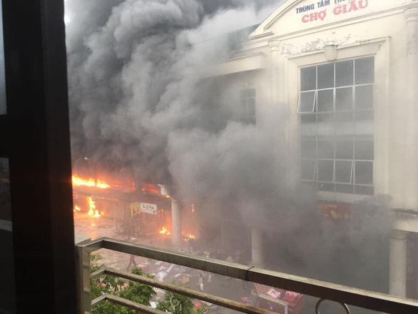 Cháy lớn trung tâm thương mại ở Bắc Ninh, nhiều gian hàng bị thiêu rụi - Ảnh 2.