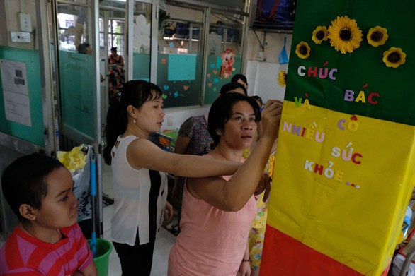 Phụ huynh trang trí phòng bệnh, tri ân y bác sĩ - Ảnh 1. Phụ huynh trang trí phòng bệnh, tri ân y bác sĩ - Ảnh 1.