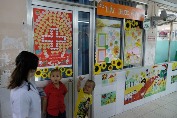 Phụ huynh trang trí phòng bệnh, tri ân y bác sĩ - Ảnh 3. Phụ huynh trang trí phòng bệnh, tri ân y bác sĩ - Ảnh 3.