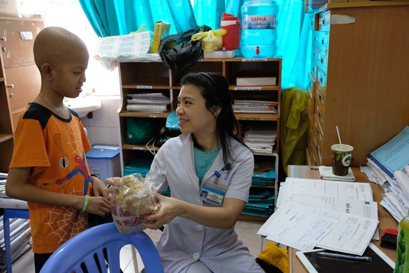 Phụ huynh trang trí phòng bệnh, tri ân y bác sĩ - Ảnh 5. Phụ huynh trang trí phòng bệnh, tri ân y bác sĩ - Ảnh 5.