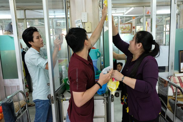 Phụ huynh trang trí phòng bệnh, tri ân y bác sĩ - Ảnh 6. Phụ huynh trang trí phòng bệnh, tri ân y bác sĩ - Ảnh 6.