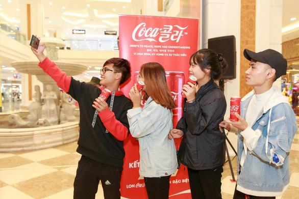 Coca-Cola nói gì về mẫu lon đặc biệt dịp thượng đỉnh Mỹ - Triều? - Ảnh 6. Coca-Cola nói gì về mẫu lon đặc biệt dịp thượng đỉnh Mỹ - Triều? - Ảnh 6.