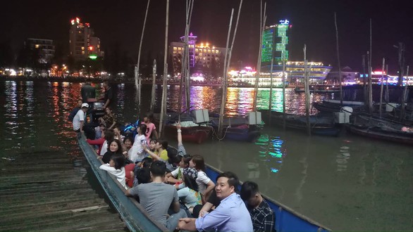 Người dân cả nước náo nức đón pháo hoa giao thừa - Ảnh 8. Người dân cả nước náo nức đón pháo hoa giao thừa - Ảnh 8.