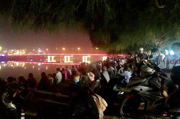 Người dân cả nước náo nức đón pháo hoa giao thừa - Ảnh 9. Người dân cả nước náo nức đón pháo hoa giao thừa - Ảnh 9.