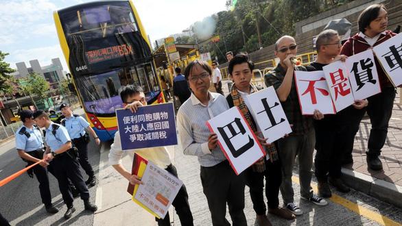 Người Hong Kong giận dữ xua đuổi du khách Trung Quốc - Ảnh 2. Người Hong Kong giận dữ xua đuổi du khách Trung Quốc - Ảnh 2.