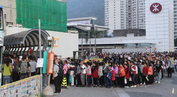 Người Hong Kong giận dữ xua đuổi du khách Trung Quốc - Ảnh 5. Người Hong Kong giận dữ xua đuổi du khách Trung Quốc - Ảnh 5.