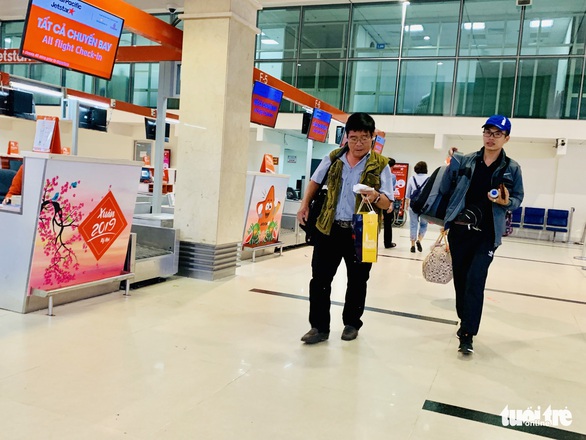 Những hành khách cuối rời Tân Sơn Nhất, đón giao thừa trên trời - Ảnh 2. Những hành khách cuối rời Tân Sơn Nhất, đón giao thừa trên trời - Ảnh 2.