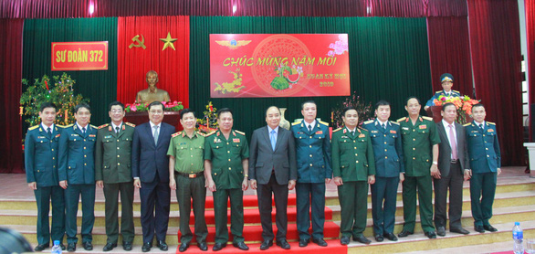 Chiều 30 tết, Thủ tướng Nguyễn Xuân Phúc chúc tết sư đoàn không quân - Ảnh 3.