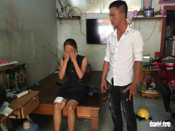 Nghi án đặt thuốc nổ trong micro, 2 mẹ con bị thương - Ảnh 1. Nghi án đặt thuốc nổ trong micro, 2 mẹ con bị thương - Ảnh 1.