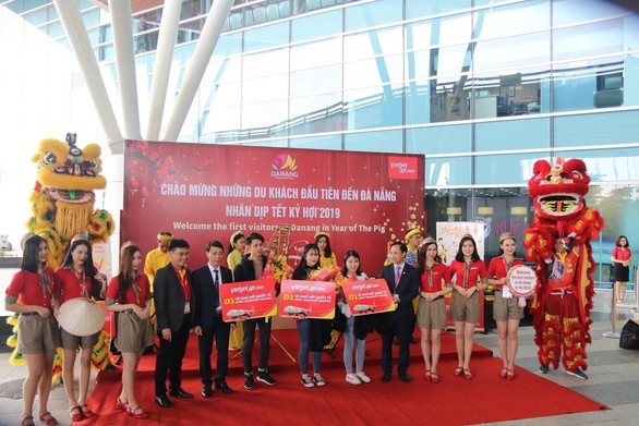 Lãnh đạo Vietjet vui xuân cùng hành khách ngày Mùng 1 Tết - Ảnh 13. Lãnh đạo Vietjet vui xuân cùng hành khách ngày Mùng 1 Tết - Ảnh 13.