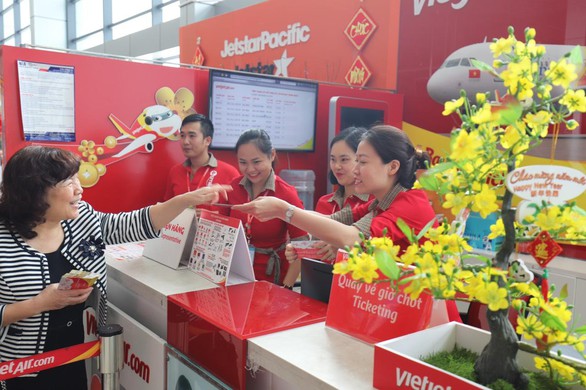 Lãnh đạo Vietjet vui xuân cùng hành khách ngày Mùng 1 Tết - Ảnh 3. Lãnh đạo Vietjet vui xuân cùng hành khách ngày Mùng 1 Tết - Ảnh 3.