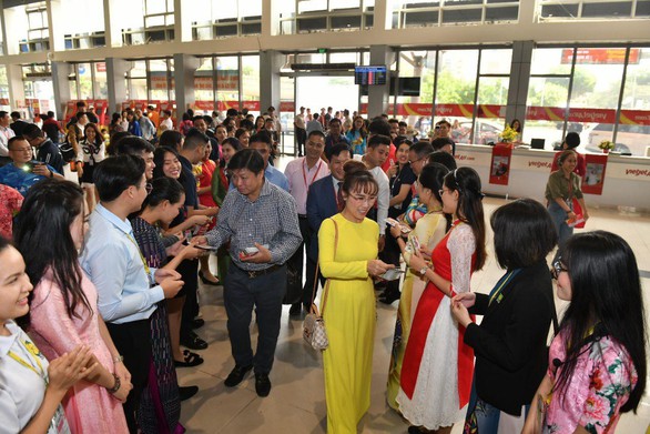 Lãnh đạo Vietjet vui xuân cùng hành khách ngày Mùng 1 Tết - Ảnh 4. Lãnh đạo Vietjet vui xuân cùng hành khách ngày Mùng 1 Tết - Ảnh 4.