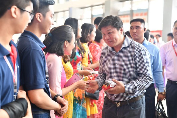 Lãnh đạo Vietjet vui xuân cùng hành khách ngày Mùng 1 Tết - Ảnh 5. Lãnh đạo Vietjet vui xuân cùng hành khách ngày Mùng 1 Tết - Ảnh 5.