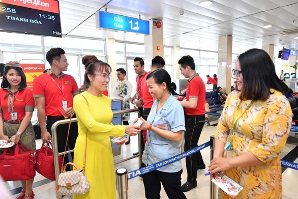 Lãnh đạo Vietjet vui xuân cùng hành khách ngày Mùng 1 Tết - Ảnh 7. Lãnh đạo Vietjet vui xuân cùng hành khách ngày Mùng 1 Tết - Ảnh 7.