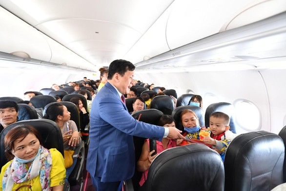 Lãnh đạo Vietjet vui xuân cùng hành khách ngày Mùng 1 Tết - Ảnh 10. Lãnh đạo Vietjet vui xuân cùng hành khách ngày Mùng 1 Tết - Ảnh 10.