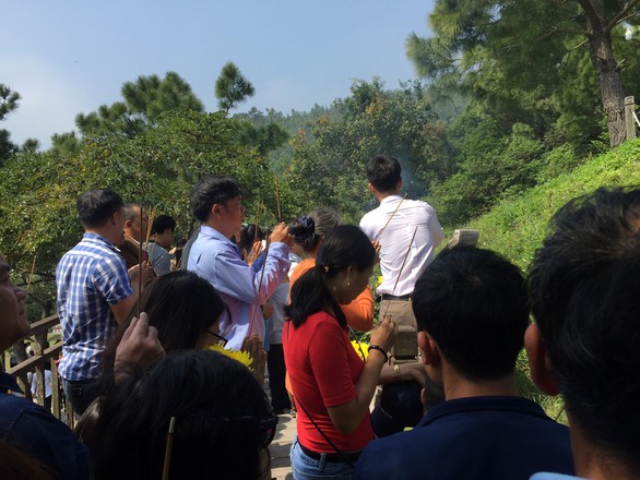 Dòng người chen chân viếng mộ Đại tướng mùng 4 tết - Ảnh 2. Dòng người chen chân viếng mộ Đại tướng mùng 4 tết - Ảnh 2.