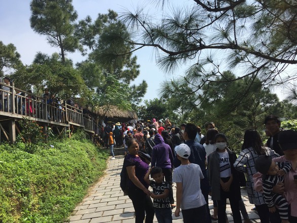 Dòng người chen chân viếng mộ Đại tướng mùng 4 tết - Ảnh 1. Dòng người chen chân viếng mộ Đại tướng mùng 4 tết - Ảnh 1.